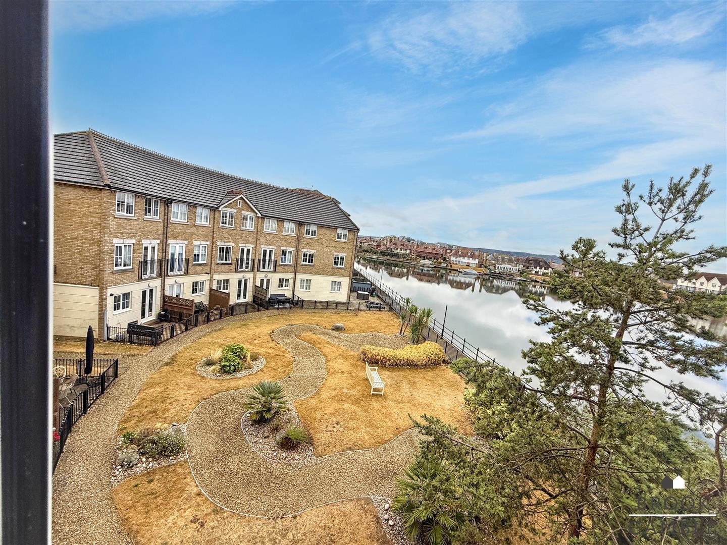 1 Bedroom Apartment. Long Beach View in Eastbourne, East Sussex 10